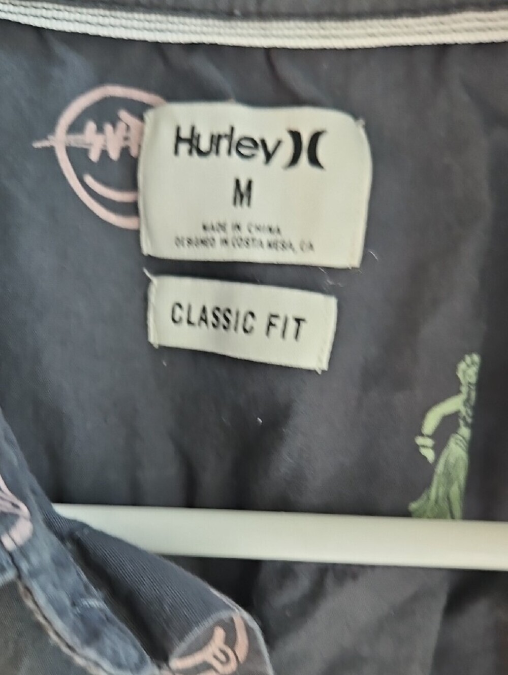 Hurley Black Short-Sleeve Button Down Shirt with Green & Pink Smile Print Medium - Picture 4 of 6